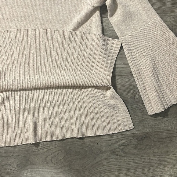 Elizabeth and James Women's Scoop neck sweater, Size XS - Picture 5 of 10